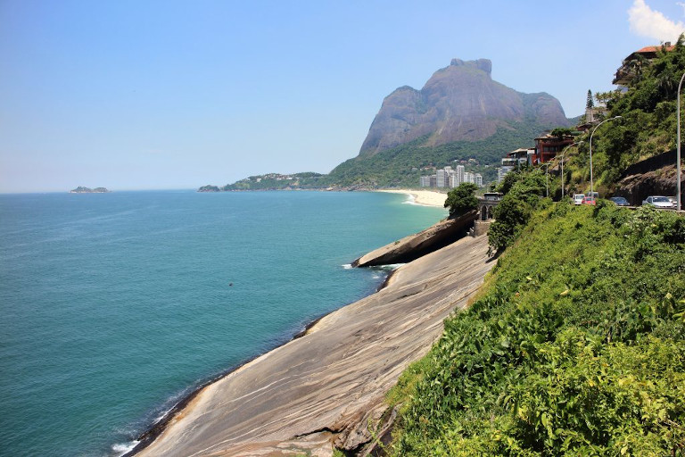 Avenida Niemeyer vendo-se a Gruta da Imprensa, a Praia de São Conrado e a Pedra da Gávea