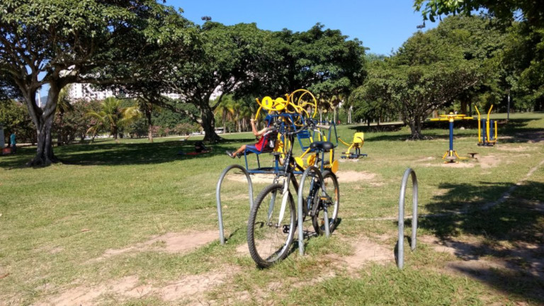 Bicicletário no Parque do Flamengo próximo aos aparelhos de ginástica