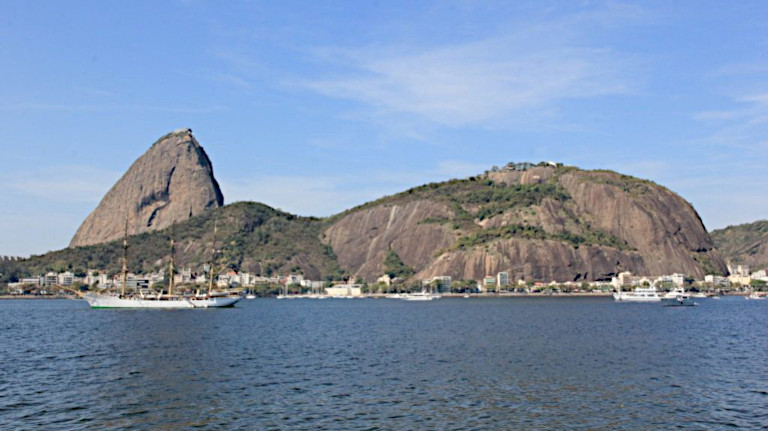 Pão de Açúcar e Morro da Urca vistos do Parque do Flamengo, próximo ao Morro da Viúva.