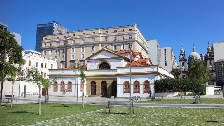 Casa França Brasil no prédio projetado por Grandjean de Montigny para sediar a Praça do Comércio