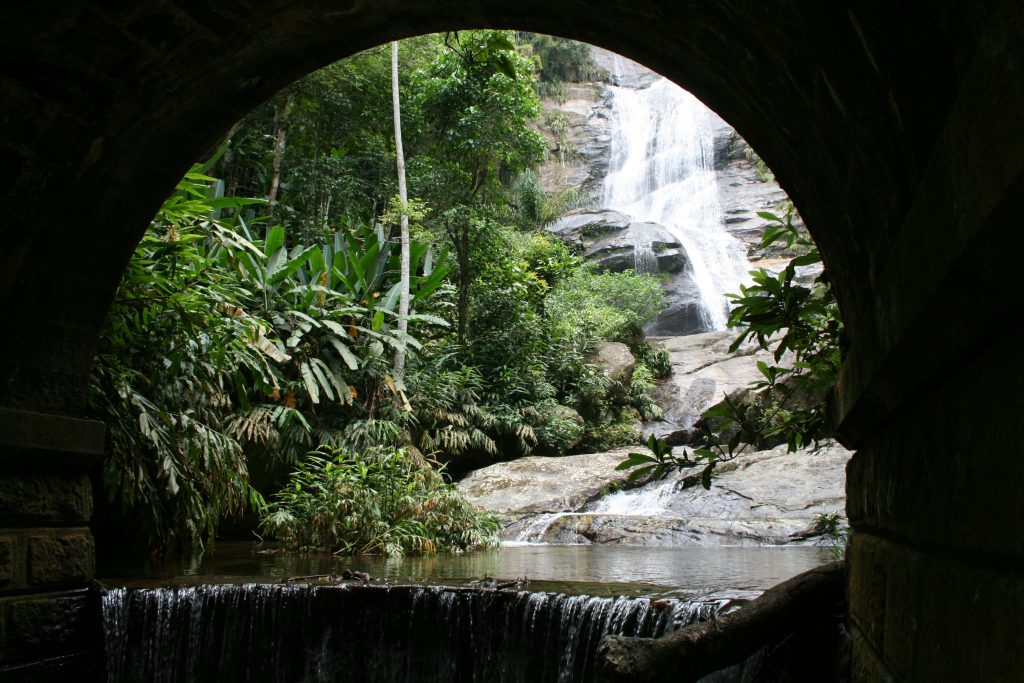 Cascatinha vista por baixo da Ponte Job de Alcântara, na Floresta da Tijuca