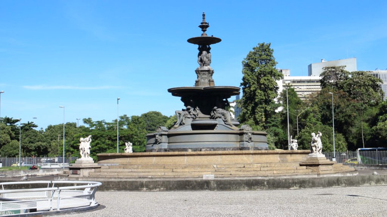 Chafariz Monumental do Jardim do Monroe, obra de Louis Sauvageau, datada de 1861, antigo Chafariz da Praça Quinze de Novembro