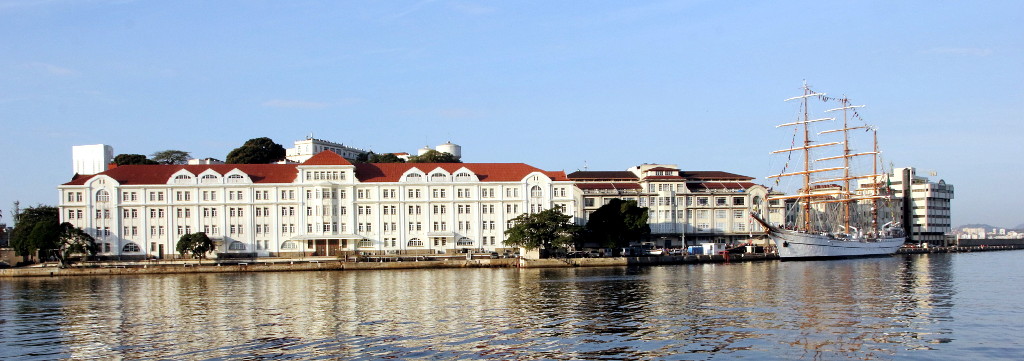 Ilha das Cobras com o Navio Escola Sagres ancorado