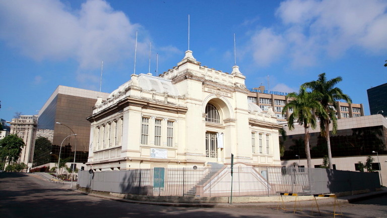 Museu da Imagem e do Som do Rio de Janeiro. Exemplar histórico raro dos pavilhões construídos para abrigar a Exposição do Centenário da Independência do Brasil, realizada em 1922, servindo como Pavilhão da Administração e do Distrito Federal. Foi tombado pelo Estado em 1988 e restaurado em 1990. Projeto de Silvio Rebecchi e Raphael Rebecchi.