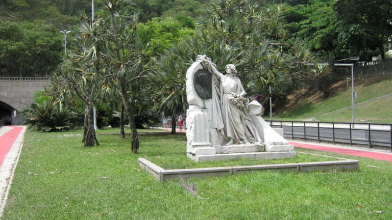 Monumento a Eça de Queiroz, do escultor Rodolfo Pinto do Couto.