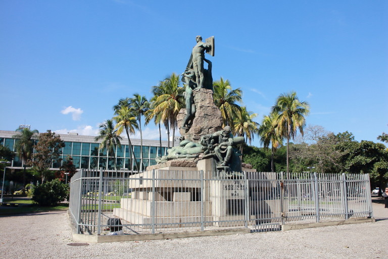 Monumento a Santos Dumont na Praça Senador Salgado Filho, em frente ao Aeroporto Santos Dumont Monumento a Santos Dumont na Praça Senador Salgado Filho, em frente ao Aeroporto Santos Dumont