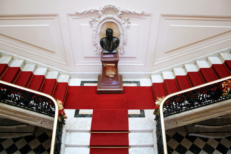 Monumento ao Prefeito Pedro Ernesto nas escadarias do Palácio Pedro Ernesto