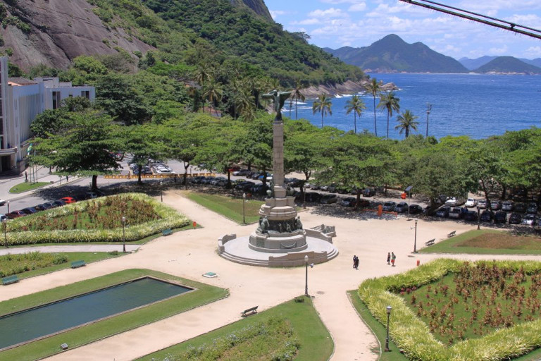 Monumento aos Heróis de Laguna e Dourados na Praça General Tibúrcio na Praia Vermelha