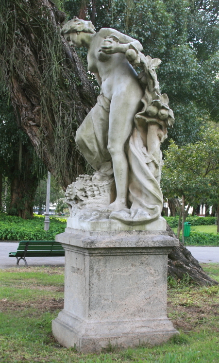 Escultura O Outono. Estátua alegórica em mármore de Carrara de autoria do escultor francês G. Michel, colocada no início do Século XX no Campo de Santana.