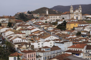 Vista Panorâmica de Ouro Preto, vendo-se a Igreja de Nossa Senhora do Monte do Carmo acima à direita.