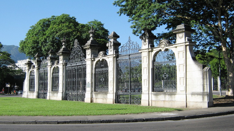 Antiga entrada principal da Quinta da Boa Vista, com três portões artísticos de serralharia