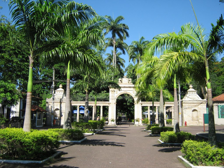 Portão enviado pelo Duque de Northumberland. Atualmente na entrada do Jardim Zoológico na Quinta da Boa Vista.