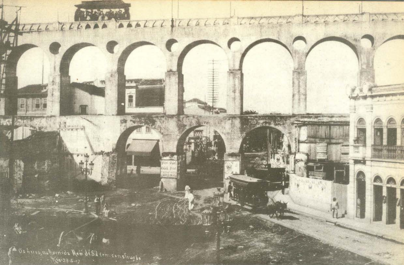 Bondiho de Santa Teresa sobre os Arcos da Lapa em maio de 1907