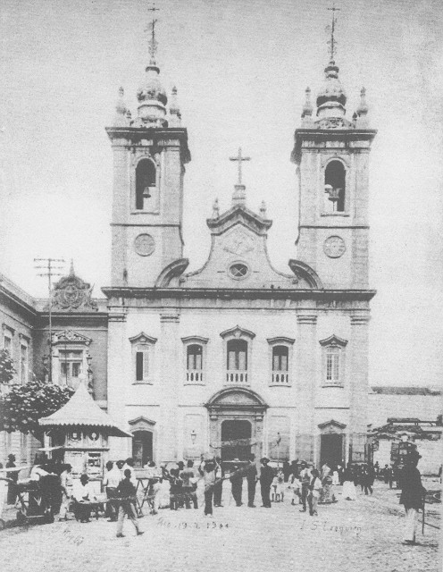 A fotografia, tirada da Avenida Marechal Floriano, na direção de quem da Praça da República olha para o mar, mostra a igreja, poucos dias antes da sua demolição. Igreja de São Joaquim