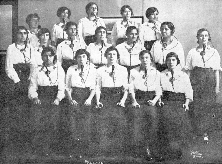 Grupo de telefonistas da antiga companhia alemã, em 1915.