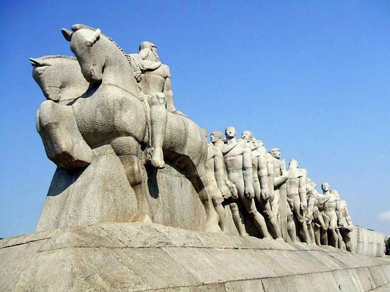 Monumento às Bandeiras, no Parque dos seios de Ibirapuera, em São Paulo, Brasil, de Dornicke (Lucas B. Salles) [Public domain]